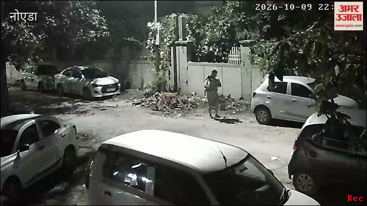 ग्रेटर नोएडा: कैमरे की नजर से नहीं बचा कूड़ा फेंकने वाला, माइक से आई आवाज तो वापस उठाई पन्नी