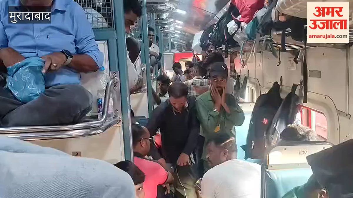 ट्रेनों की कमी से परेशान हुए यात्री, रेलवे स्टेशन पर उमड़ी भीड़