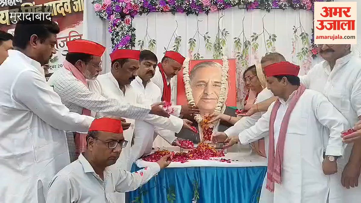 सपा कार्यालय में मुलायम सिंह यादव को दी श्रद्धांजलि