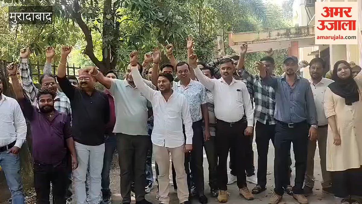 सीएमओ कार्यालय में धरने पर बैठे संविदा कर्मचारी