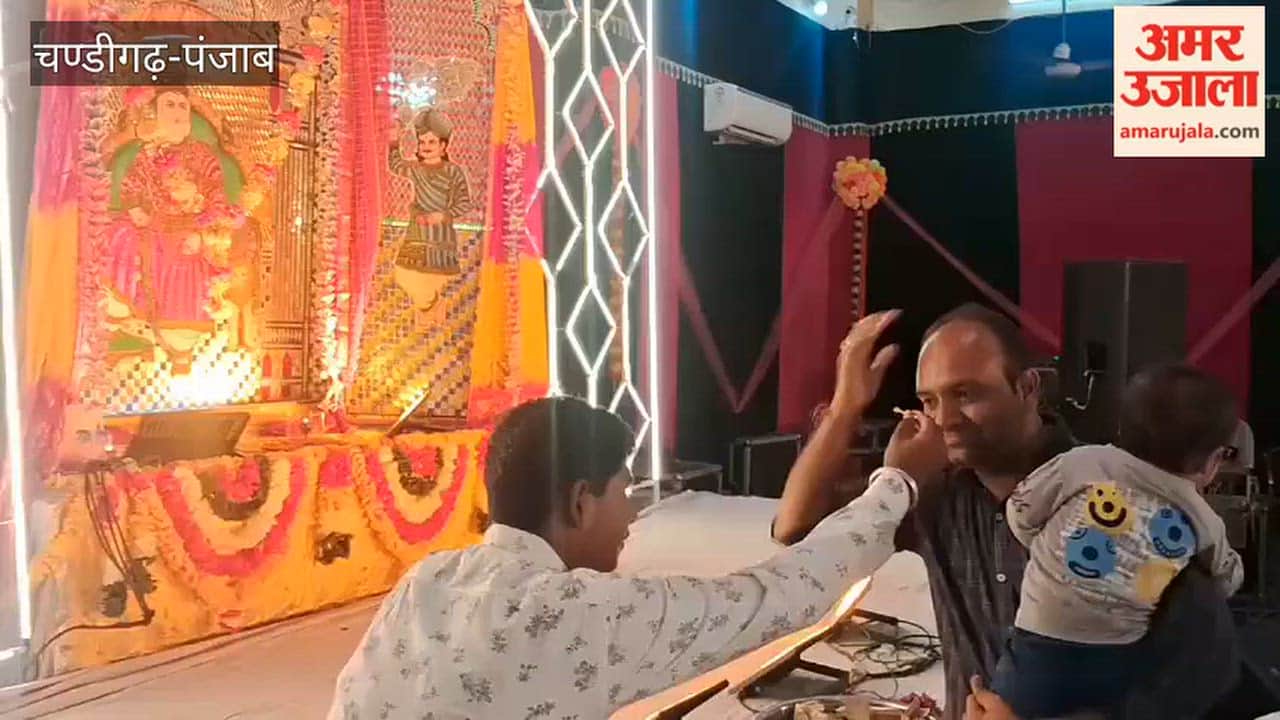 The Aggarwal Sabha in Kotkapura organized a *Bhajan Sandhya* to mark the occasion of Maharaja Agrasen Jayanti and honored social workers.
