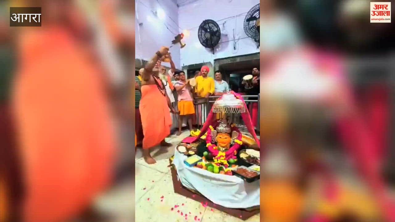 Brahmalal Maharaj immersed in the spirit of Navratri; Aarti of Goddess Brahmacharini performed.