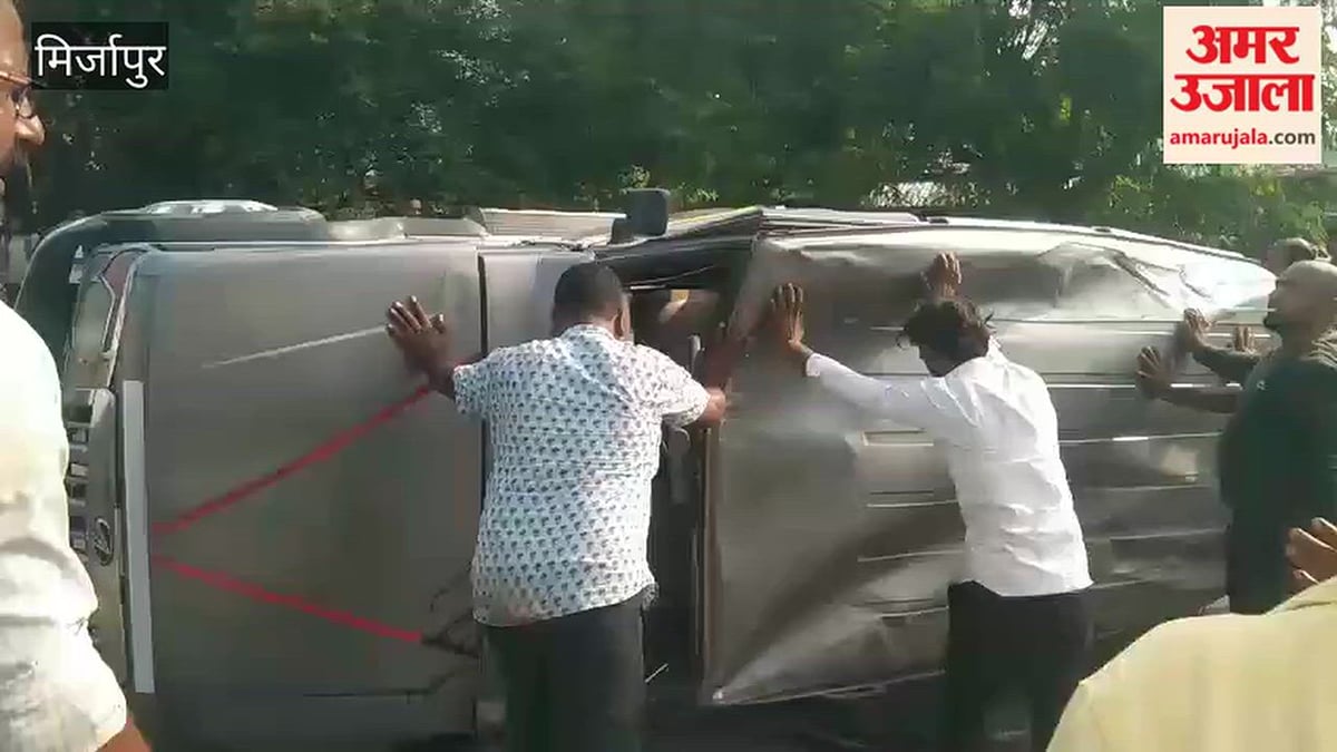 टोटो को बचाने में पलटी दर्शनार्थियों से भरी बोलेरो, 10 घायल; VIDEO
