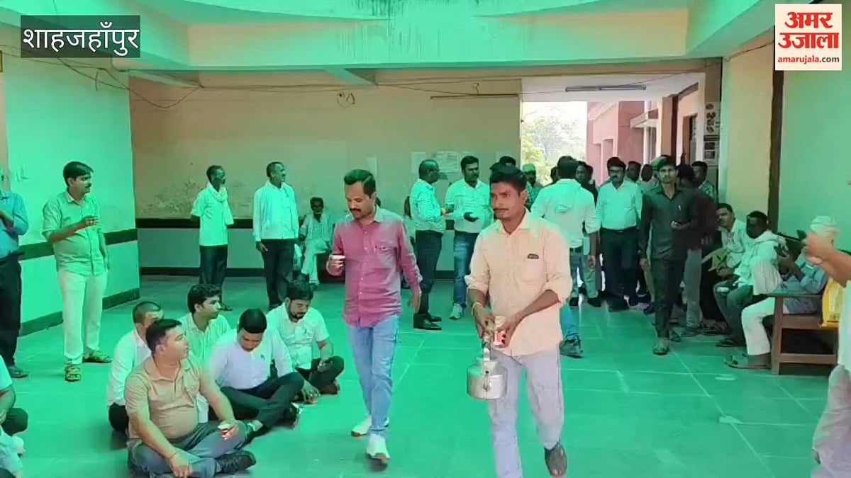 शाहजहांपुर: पुवायां में वकीलों ने किया तहसील के सभी न्यायालयों का बहिष्कार, एसडीएम पर लगाए आरोप