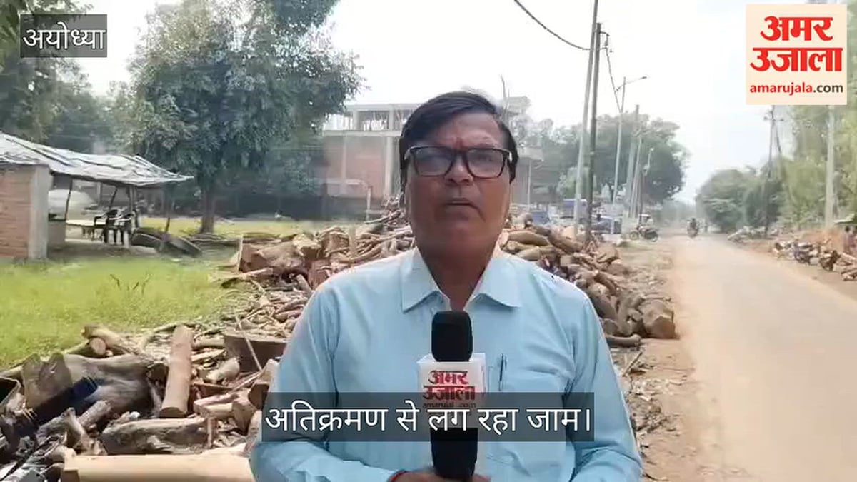 VIDEO: सड़क किनारे लकड़ी के बोटे रखे, हादसे का खतरा, अतिक्रमण से लग रहा जाम, स्कूली बच्चों को आने-जाने में परेशानी