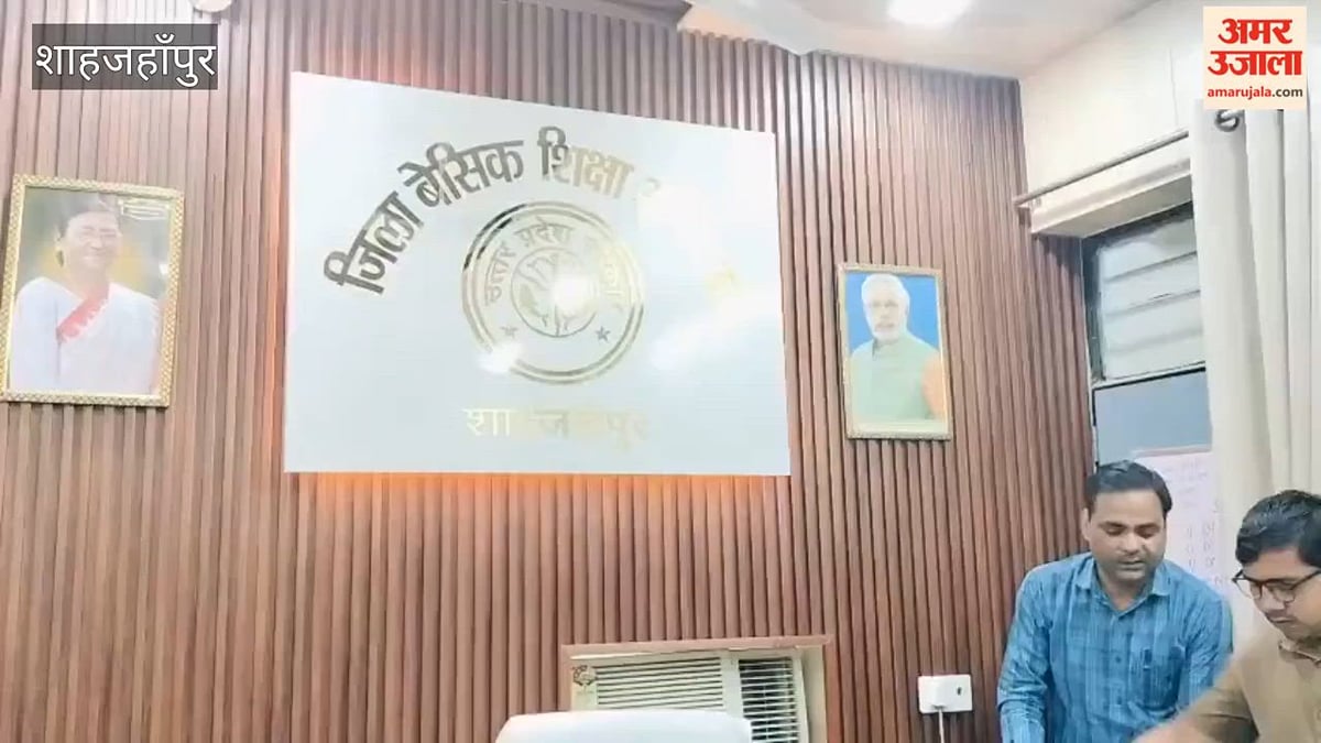 शाहजहांपुर: छात्रा अवनी बनीं एक दिन की बीएसए, समझी विभागीय कार्यप्रणाली