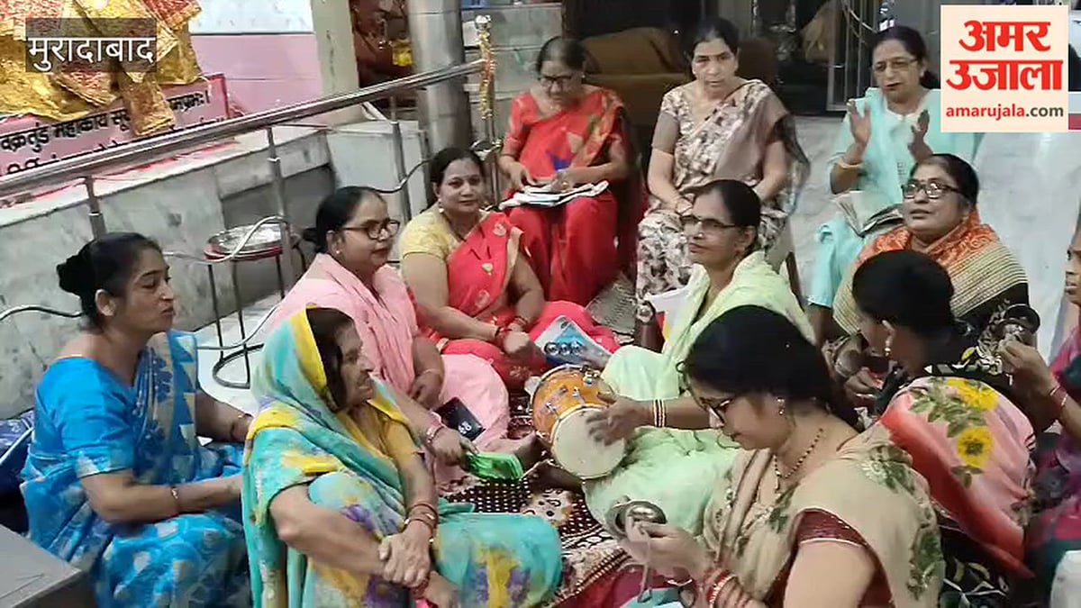 प्राचीन दुर्गा मंदिर में महिलाओं ने किया भजन-कीर्तन