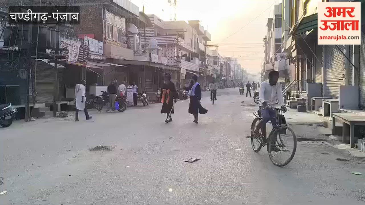 Nihangs forced shops to close in Mansa over the Jhota murder case.