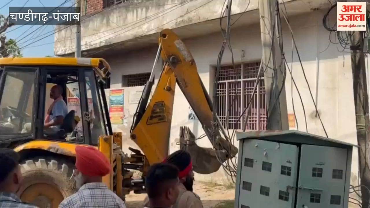 Municipal team faces opposition while arriving to demolish Saini Bhawan; women block the path