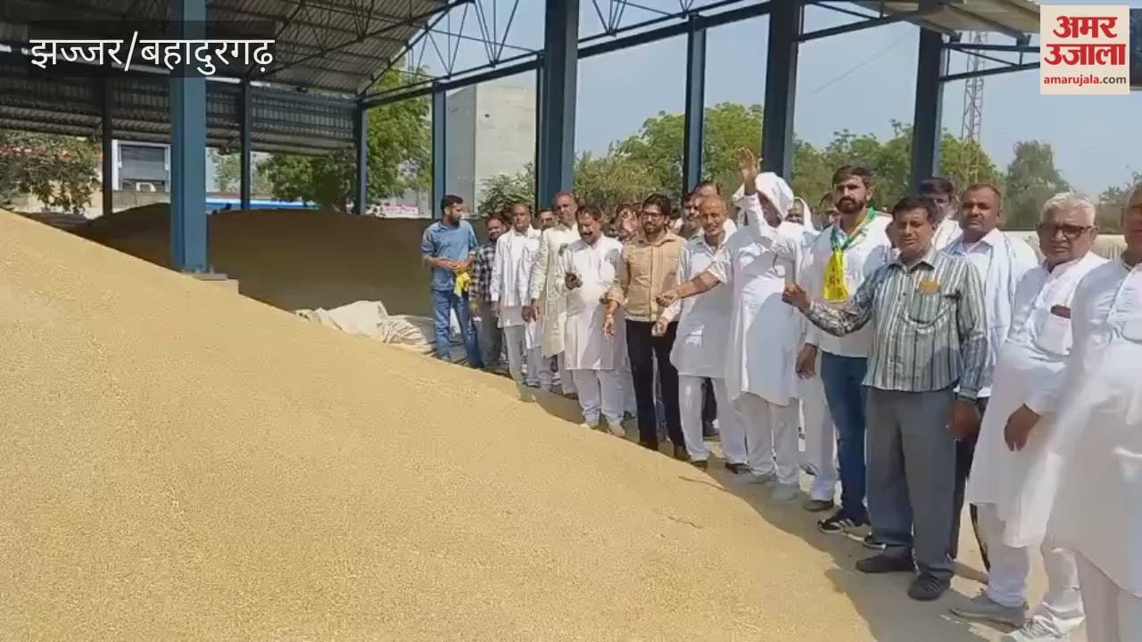 JJP leaders staged a protest at the grain market in Jhajjar