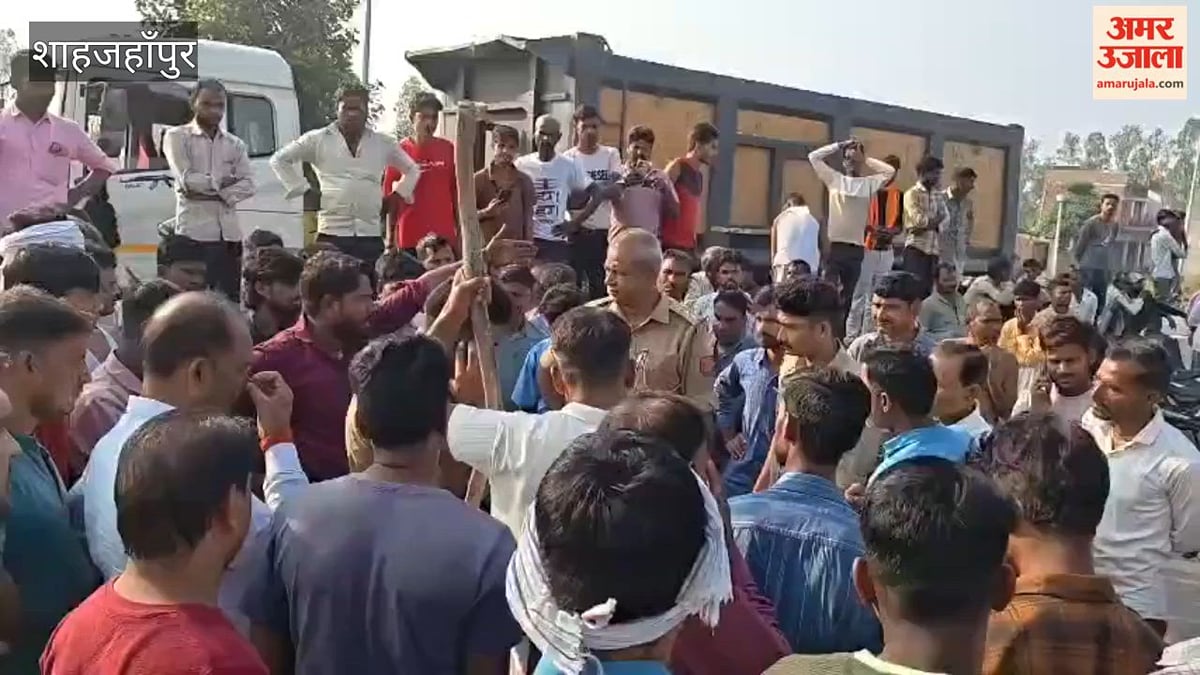 शाहजहांपुर: हाईटेंशन लाइन टूटकर गिरी, मवेशी मरा, घटना के बाद ग्रामीणों ने लगाया जाम