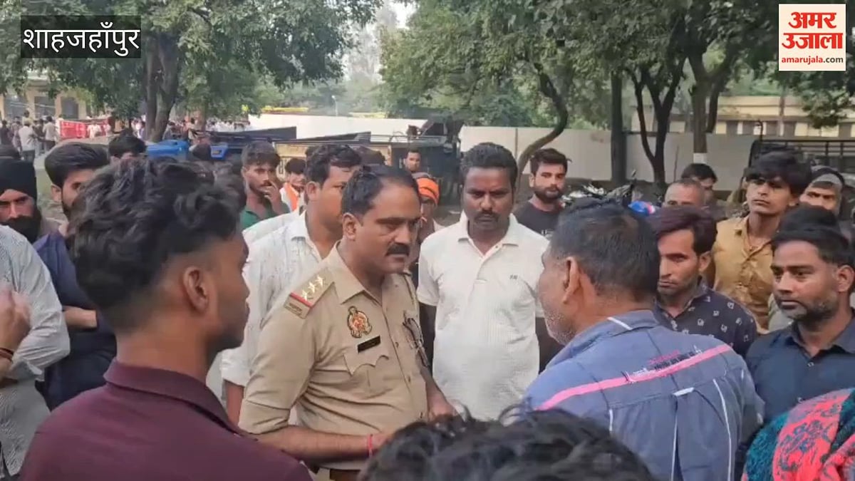 शाहजहांपुर: हादसे में ट्रैक्टर चालक की मौत, पल्लेदारों ने सड़क पर लगाया जाम