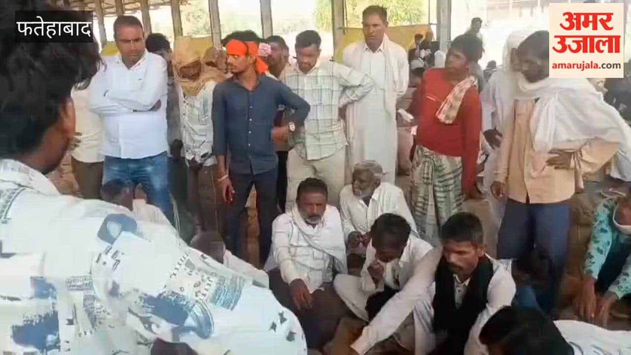 Grain-handling workers in the Fatehabad grain market have expressed their outrage, launching a strike over the shortage of drinking water and wage discrimination.
