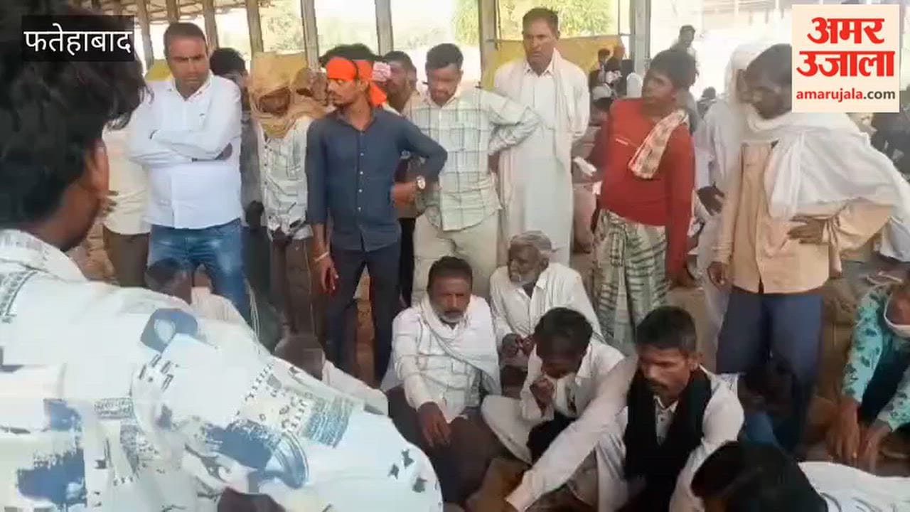 Grain-handling workers in the Fatehabad grain market have expressed their outrage, launching a strike over the shortage of drinking water and wage discrimination.