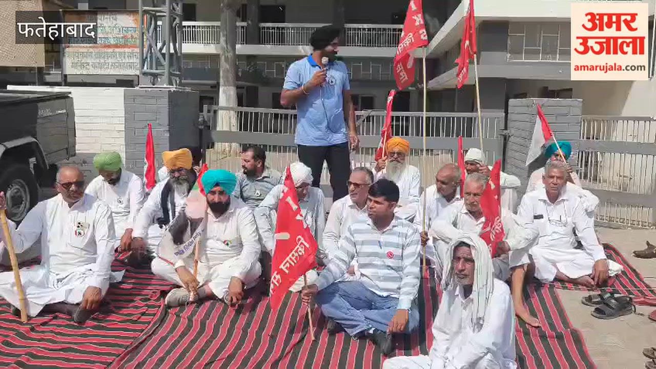 In Fatehabad, farmers shut the gate of the Market Committee office and alleged irregularities in paddy procurement.