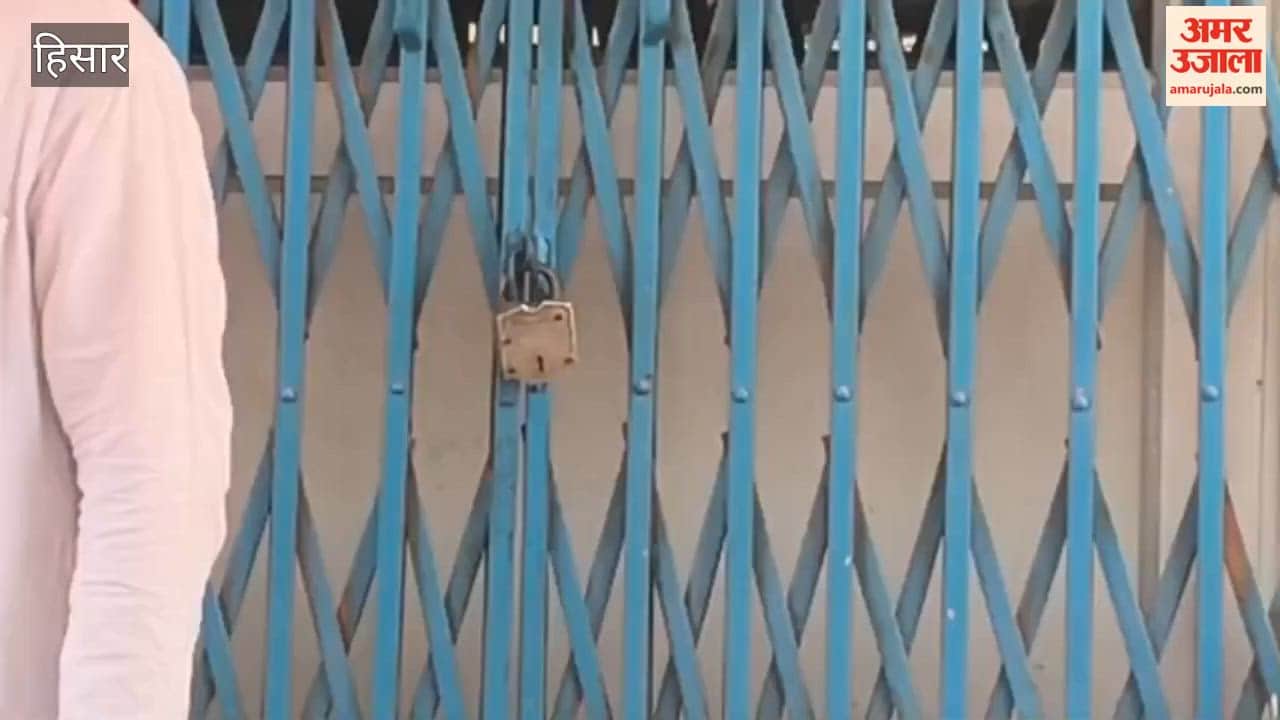 Allegations of no paddy procurement at MSP in Hansi; farmers' organizations lock the Market Committee office.