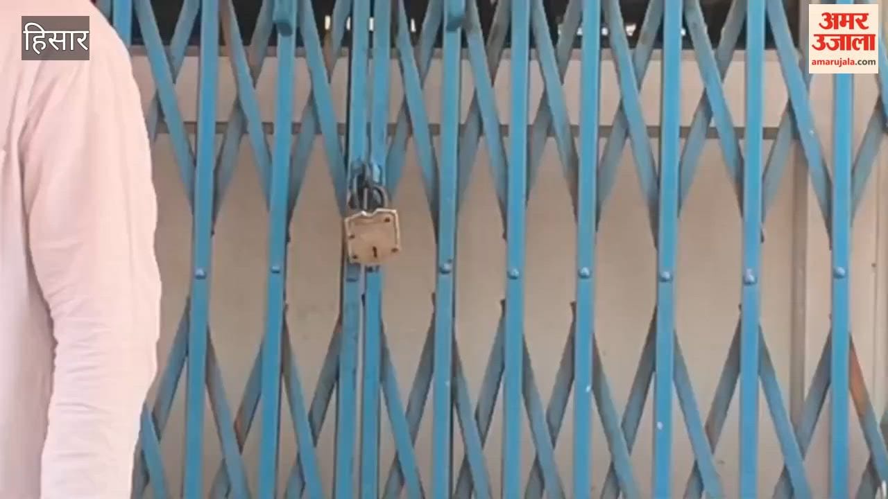 Allegations of no paddy procurement at MSP in Hansi; farmers' organizations lock the Market Committee office.
