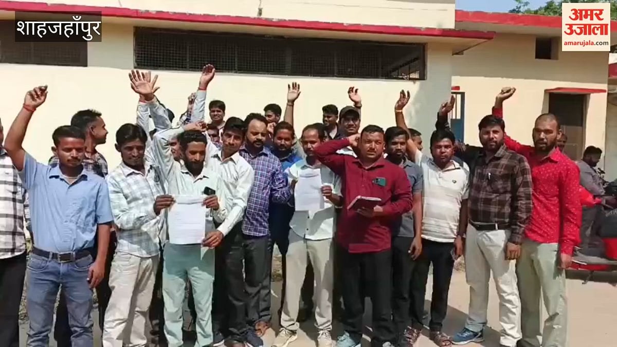 शाहजहांपुर: आउटसोर्स सेवा निगम में डेटा फीडिंग कराने की मांग, संविदा कर्मियों ने एक्सईएन को दिया ज्ञापन