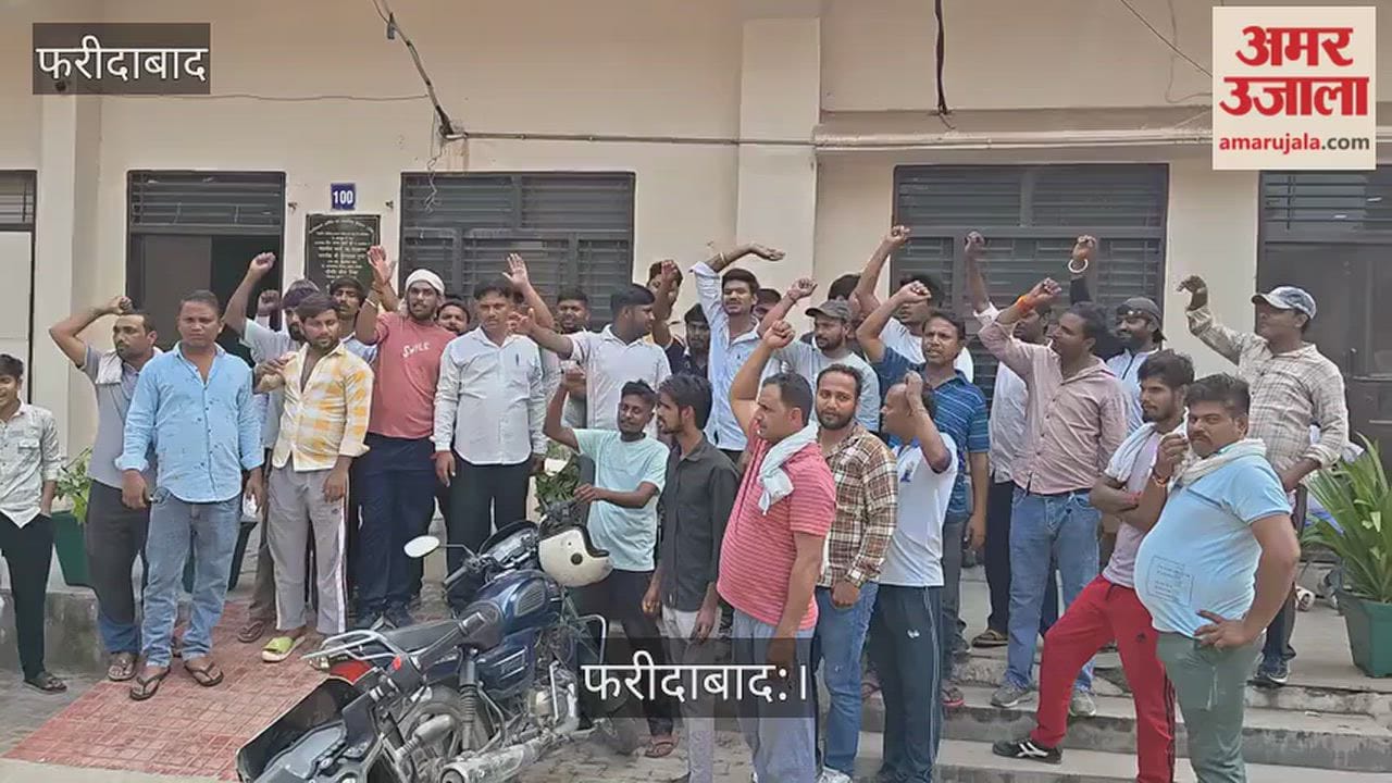 Faridabad Disgruntled employees raised slogans against Municipal Commissioner