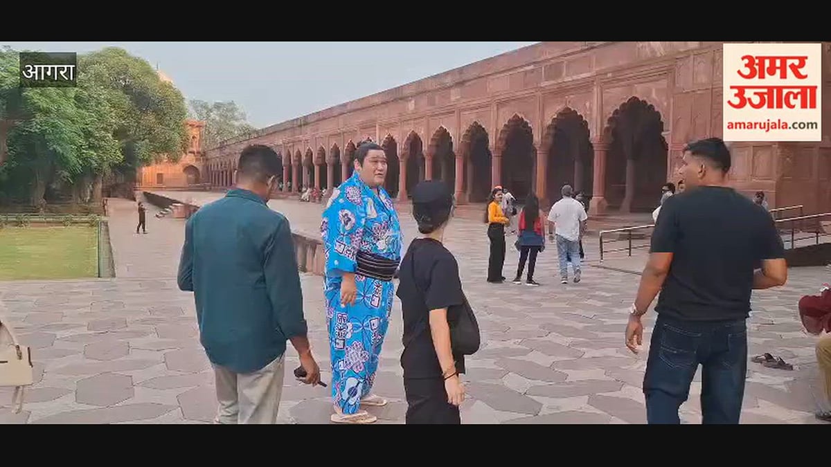 VIDEO: ताजमहल पहुंचे कोरियन सूमो पहलवान योशिनोरी ताशिरो, पर्यटकों में सेल्फी लेने की मची होड़