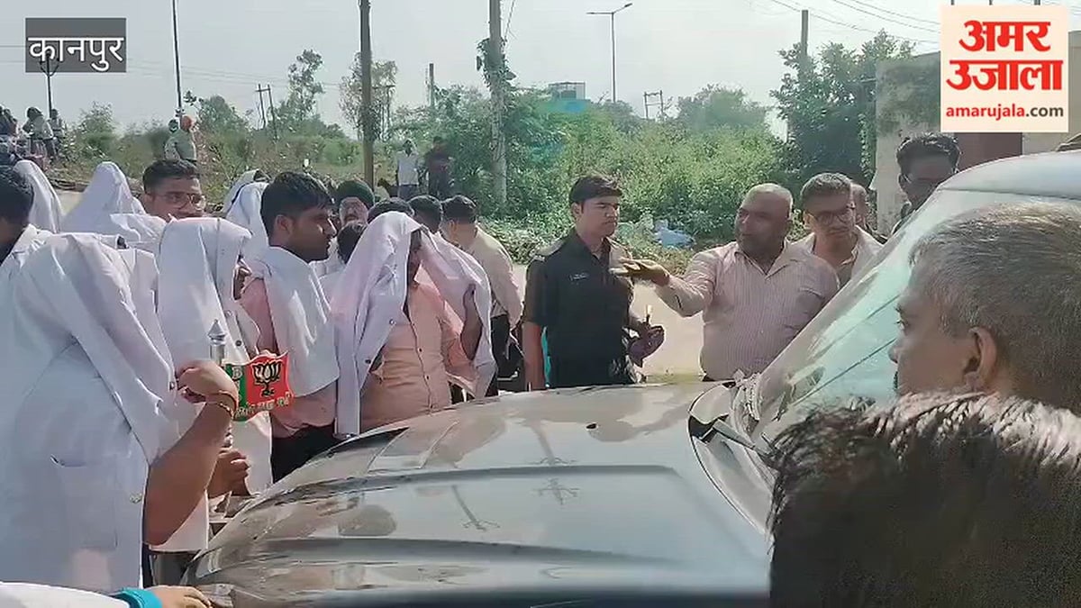 कानपुर देहात: प्राचार्य पर मारपीट का आरोप, इस्तीफे की मांग कर मेडिकल छात्र धरने पर बैठे