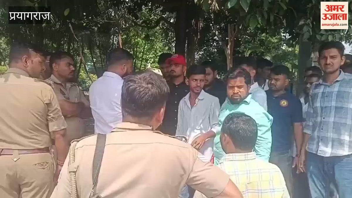 मुख्य चुनाव आयुक्त के खिलाफ फूटा छात्रों का गुस्सा, पुलिस ने जबरन गाड़ी में लादा