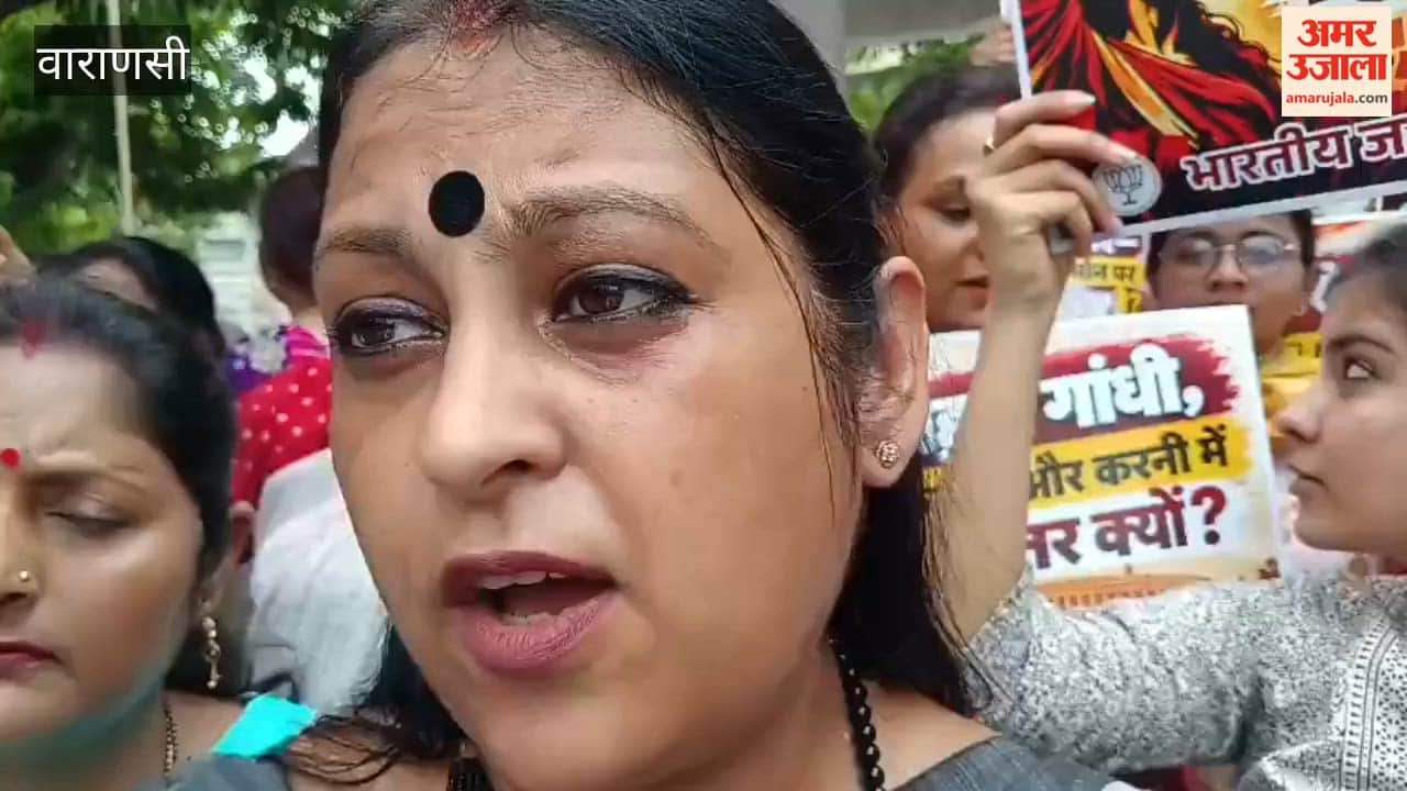 Bjp Mahila Morcha workers stage a protest against the Congress at Lahurabir Crossing