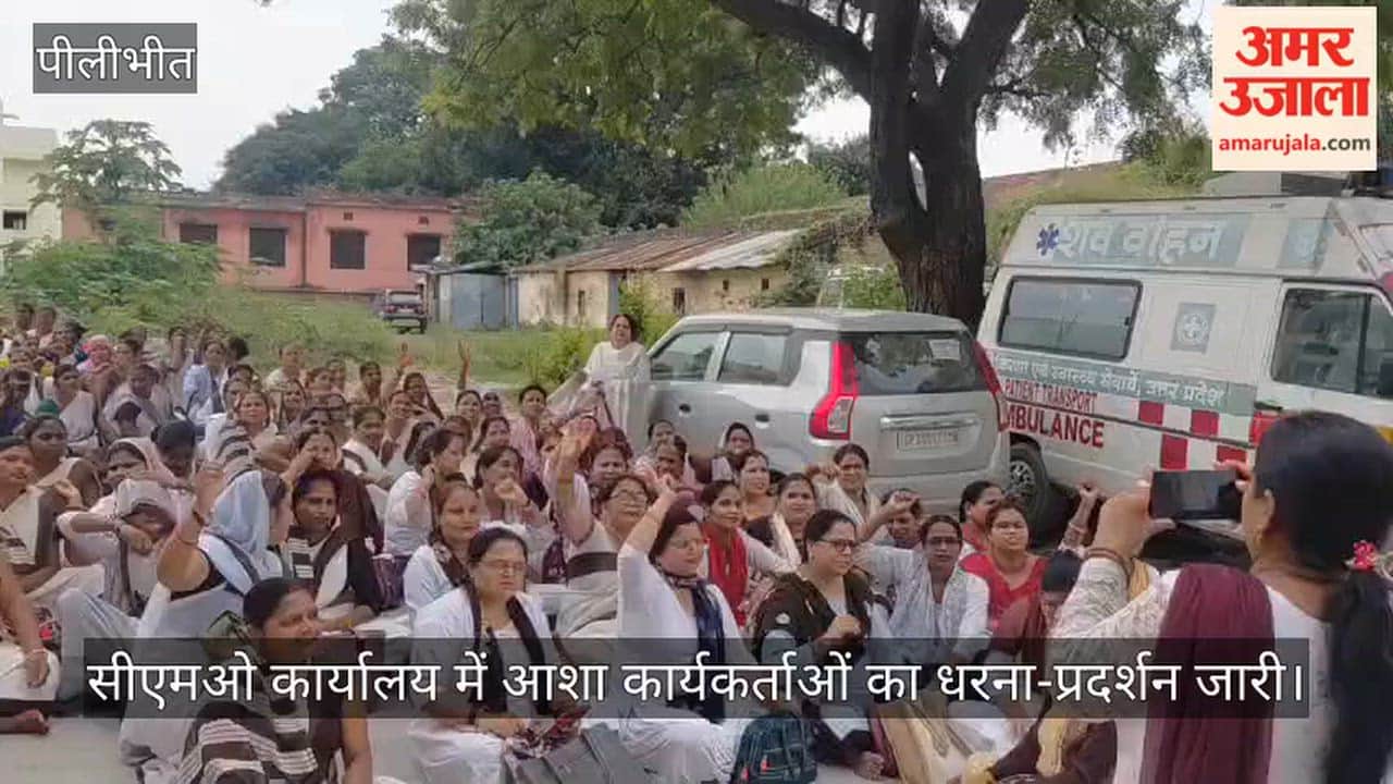 ASHA workers continue their protest at the CMO office in Pilibhit