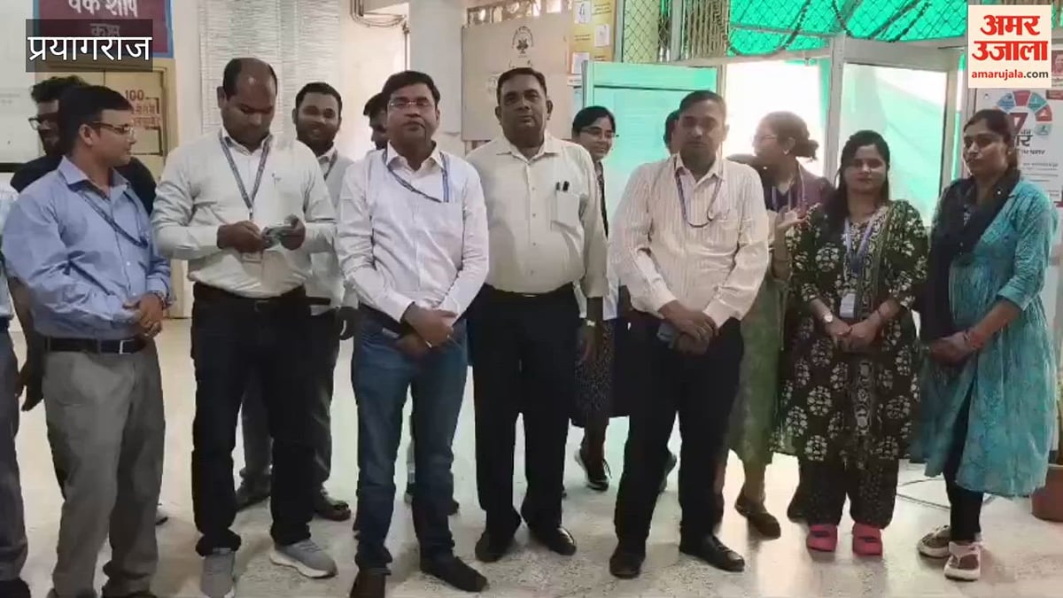 संविदा दंत चिकित्साधिकारियों ने नियमित नियुक्ति की मांग को लेकर किया प्रदर्शन