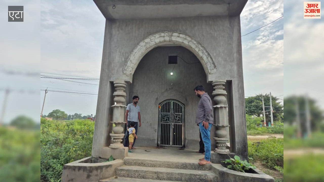 Theft at Shiva temple after breaking locks; thieves made off with worship items, including a brass plate and a Nagraj idol.