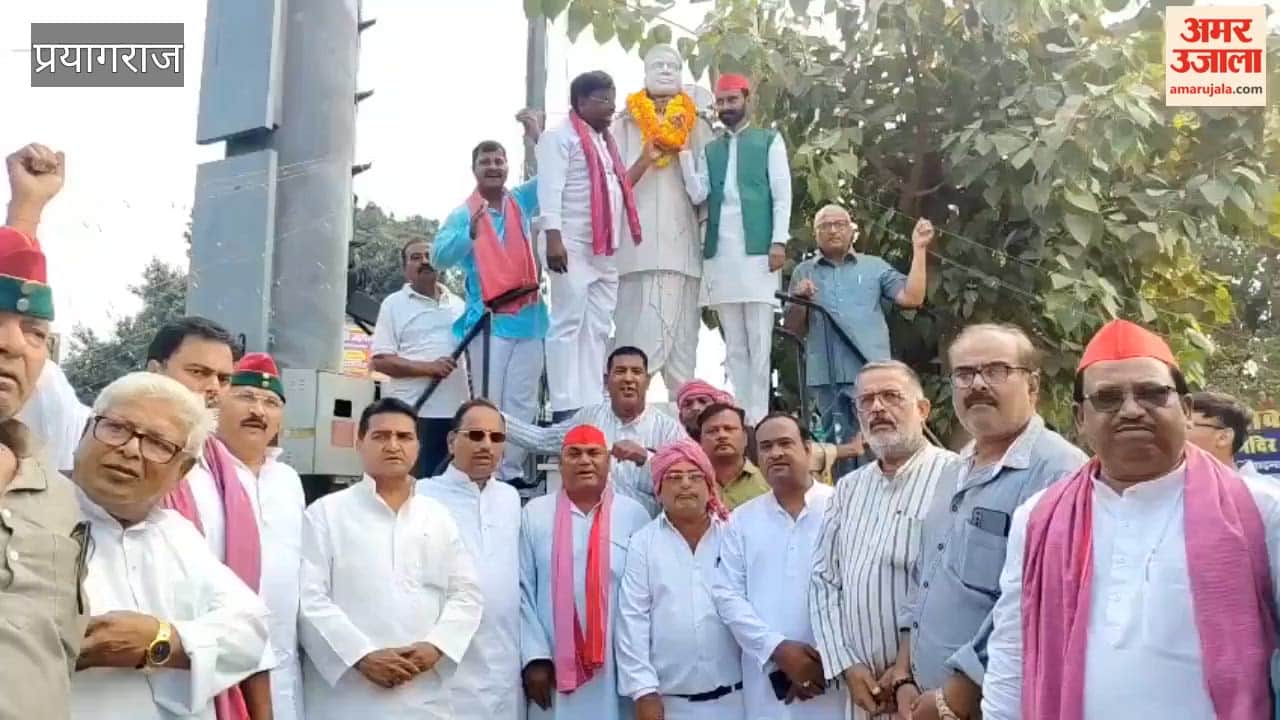 Socialist stalwart Ram Manohar Lohia remembered on his birth anniversary; Samajwadi Party members paid floral tributes.
