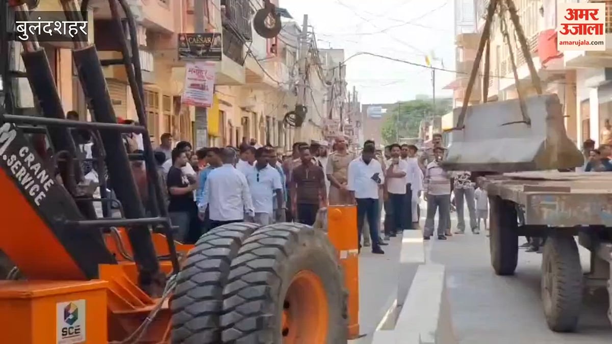बुलंदशहर: डिवाइडर लगाने पर व्यापारिओं और नगर पालिका में नोकझोंक, गरमाया माहौल; ईओ मौके पर