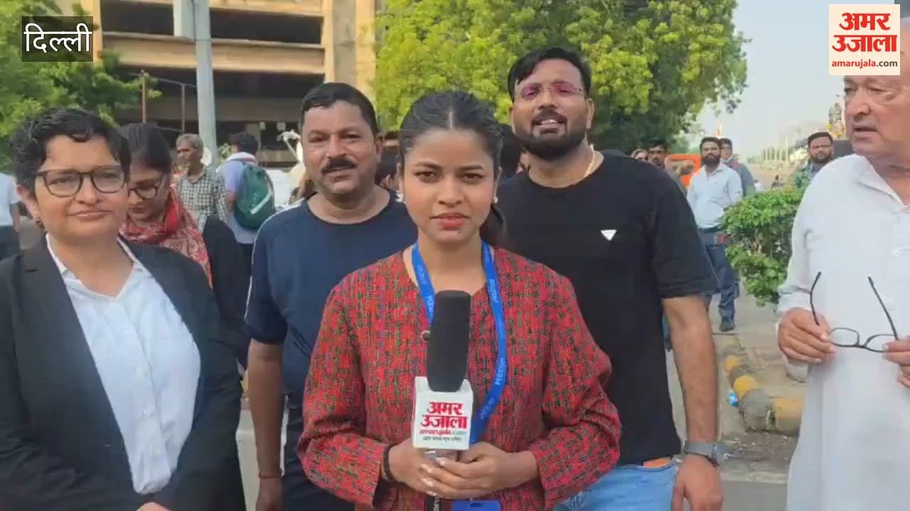 Several leaders of INDIA bloc including Rahul and Priyanka are present on bus during protest