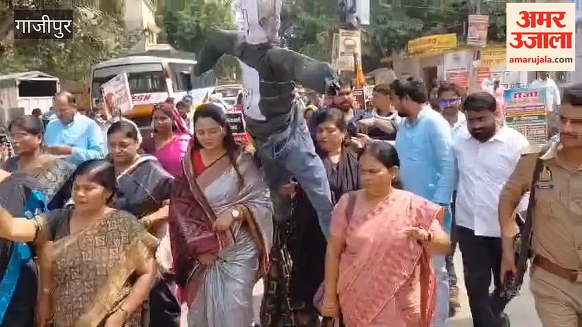 VIDEO: भाजपा महिला मोर्चा ने कांग्रेस सांसद का तिराहे पर फूंका पुतला