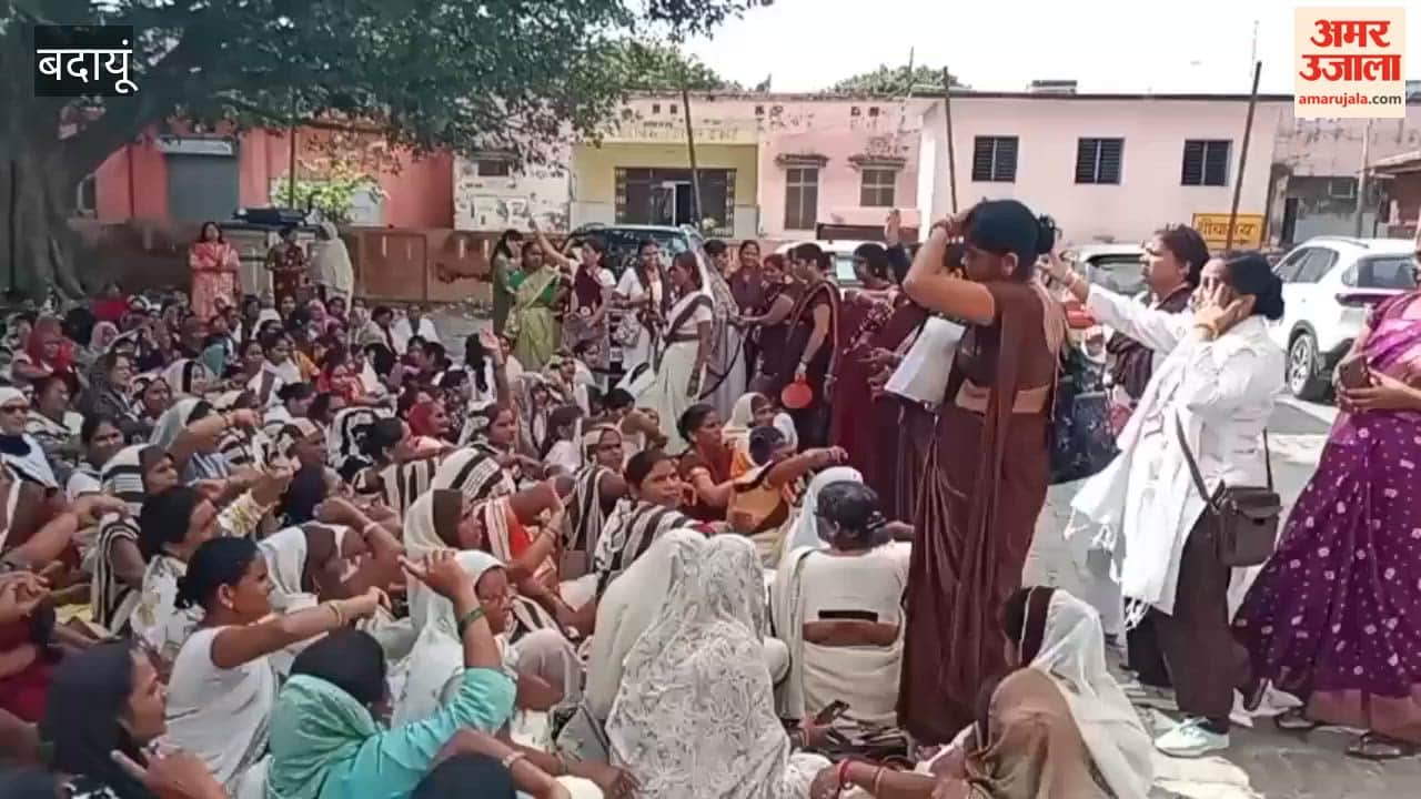ASHA and Sangini workers staged a protest in Budaun