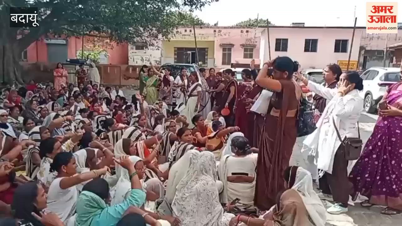ASHA and Sangini workers staged a protest in Budaun