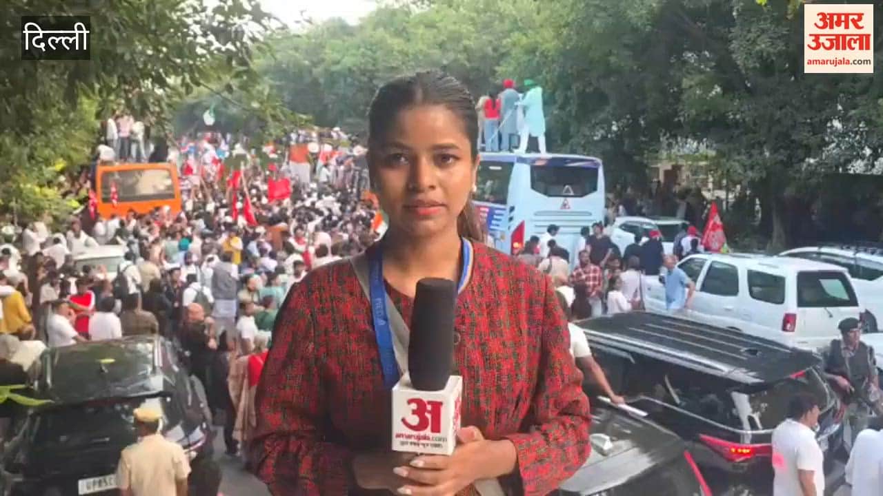 protesters climbed police barricades to stage demonstration against SIR In March