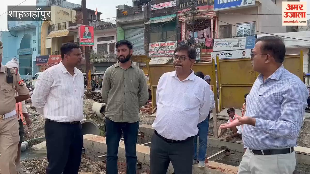 शाहजहांपुर: डीएम ने निर्माण कार्यों का किया निरीक्षण, धीमी प्रगति पर जताई नाराजगी