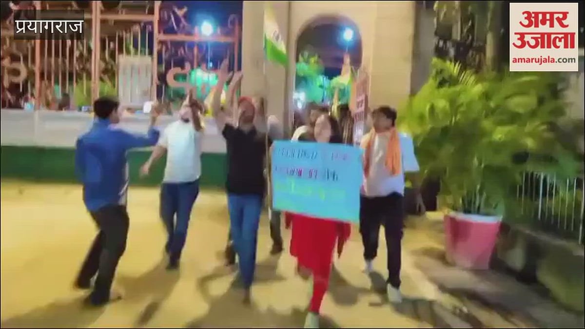 प्रतियोगी छात्रों ने कैंडल मार्च निकाला और आजाद पार्क में चंद्रशेखर आजाद की प्रतिमा के समक्ष पंहुच गए
