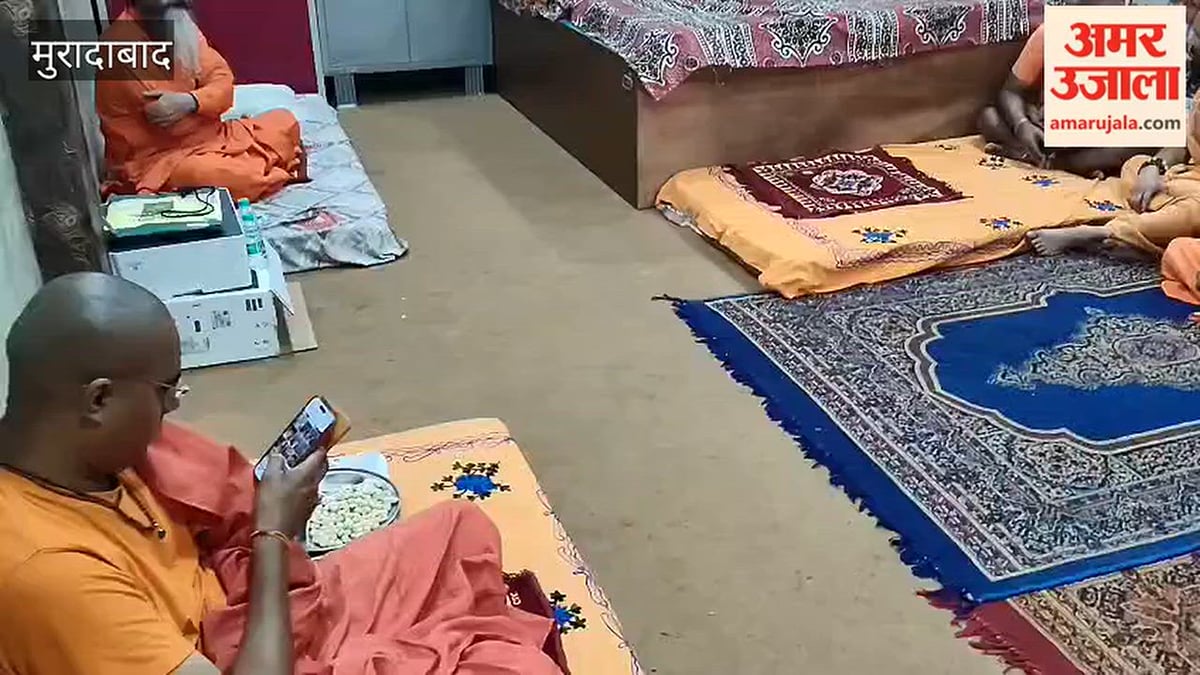 काली माता मंदिर पहुंचे जूना अखाड़े के संत