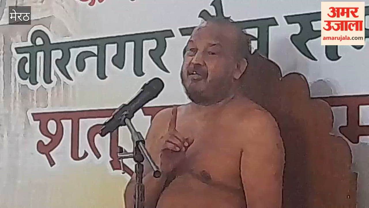 Meerut: Acharya Saurabh Sagar Maharaj Arrives at Veer Nagar Jain Temple, Devotees Perform Aarti
