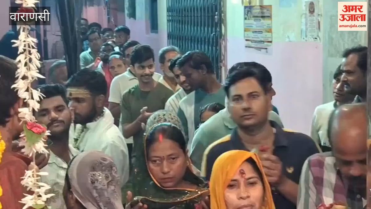 काशी में मां चंद्रघंटा के दर्शन को उमड़े श्रद्धालु, जयकारों से गूंजा मंदिर परिसर; VIDEO
