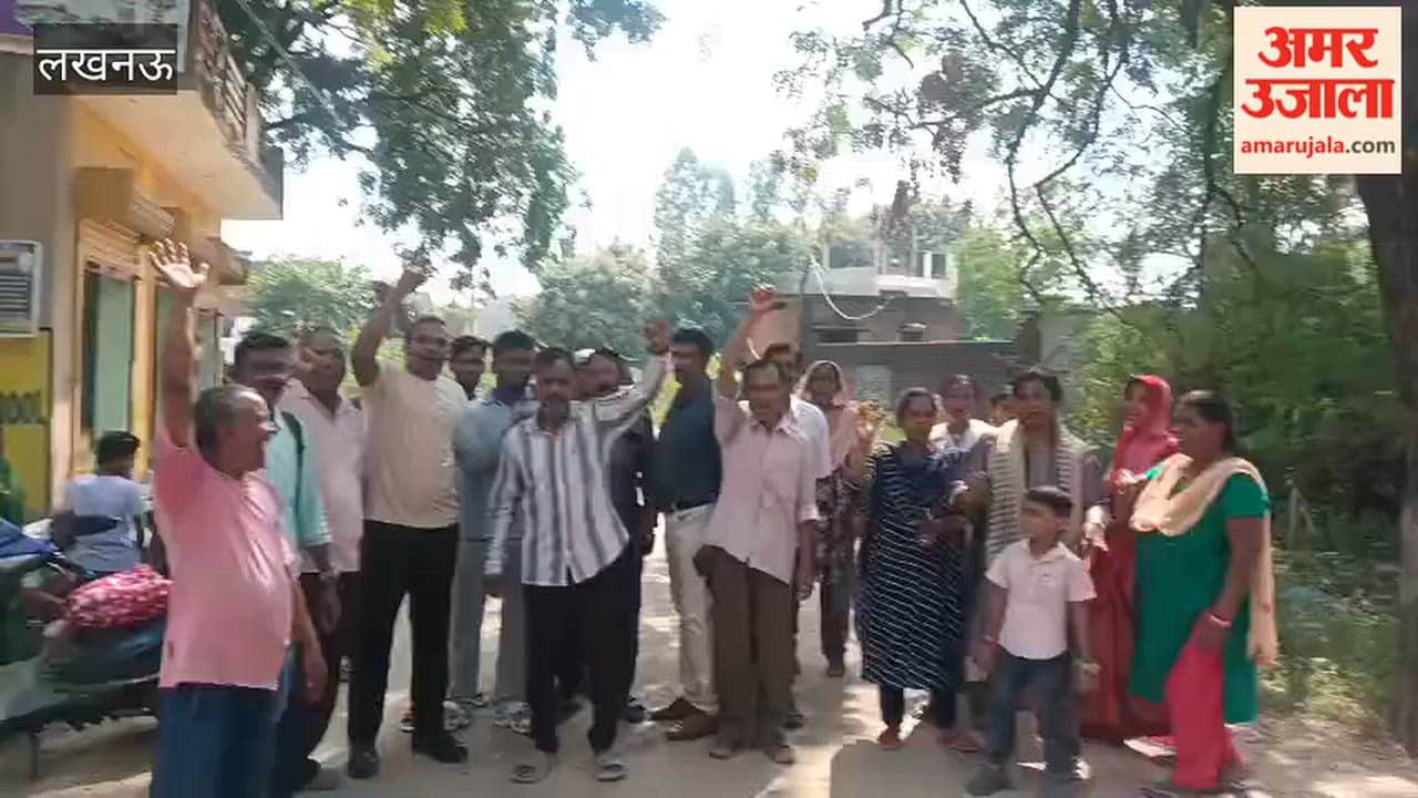 Residents of Panchvati Colony in Kalli Pashchim Lucknow staged protest against Municipal Corporation