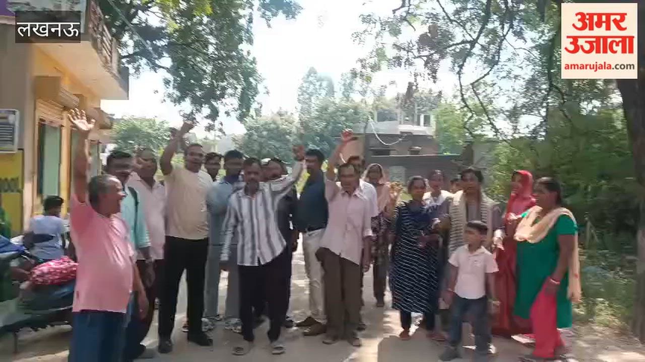 Residents of Panchvati Colony in Kalli Pashchim Lucknow staged protest against Municipal Corporation
