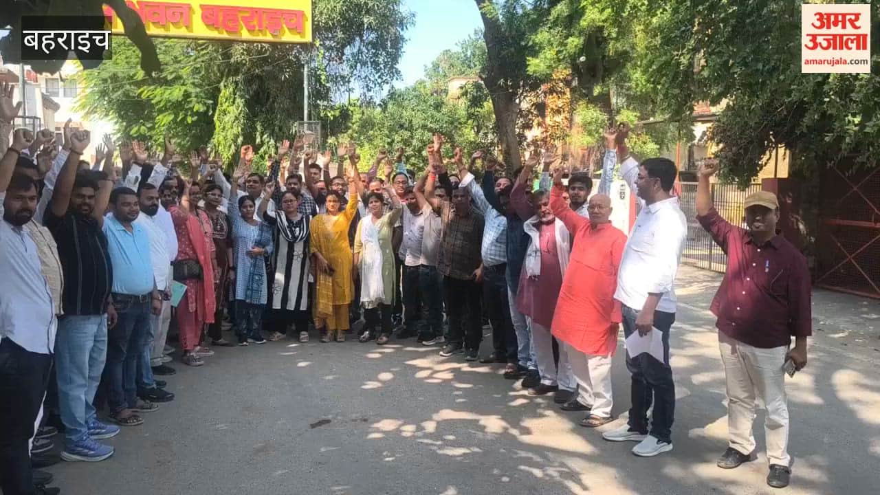 development workers surrounded Development Bhavan in protest against one-sided inquiry In Bahraich