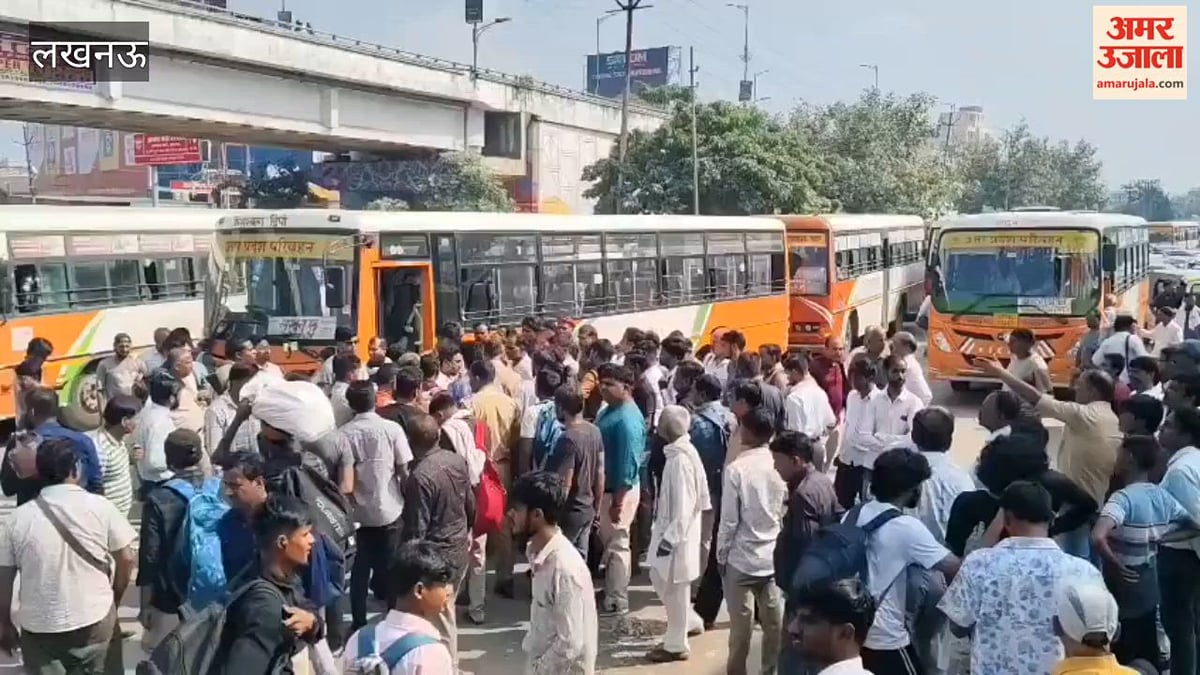 लखनऊ में अवध बस अड्डे के बाहर सड़क जाम करके रोडवेज कर्मियों ने किया प्रदर्शन