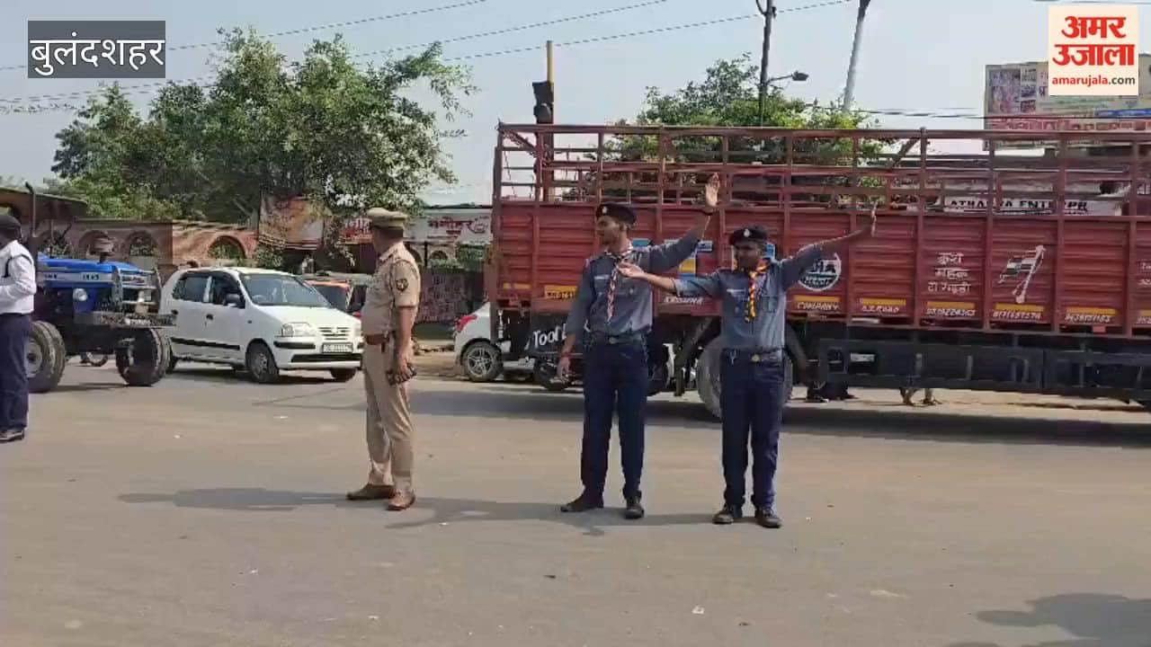 Traffic police rules taught to school scouts in Khurja under Mission Shakti