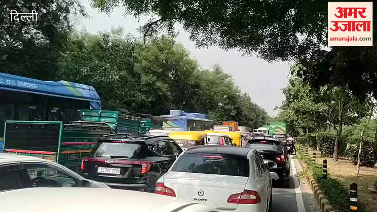 Long traffic jam from Shankar Road to Talkatora Circle