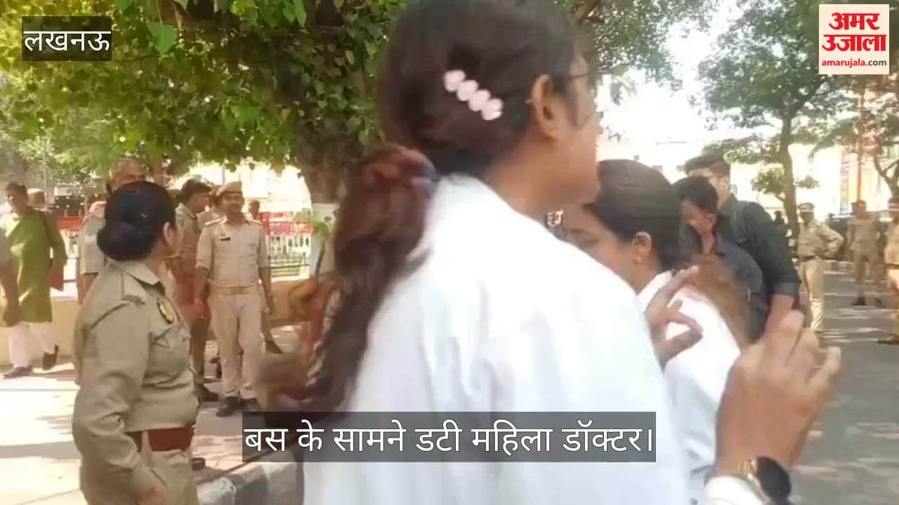Video: गांधी प्रतिमा पर बॉन्डेड डॉक्टरों का प्रदर्शन, बस के सामने डटी महिला डॉक्टर