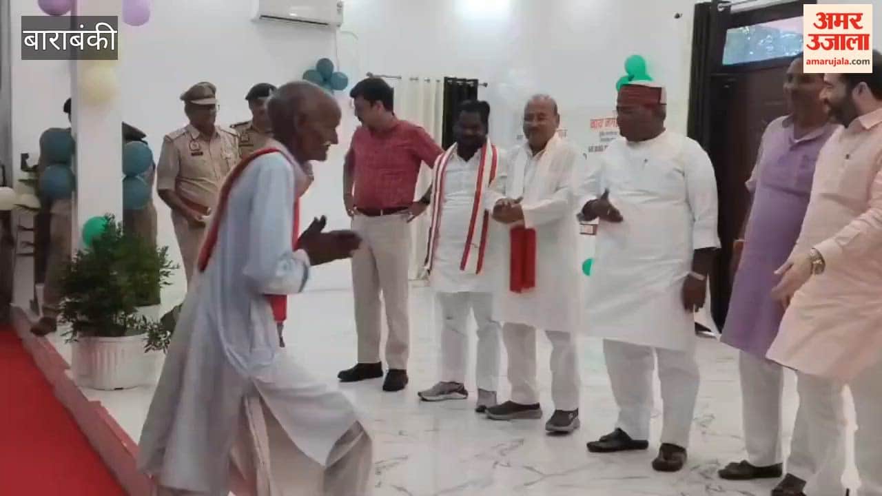 बाराबंकी में जुटे दो हजार ग्राम प्रहरी, सम्मान के साथ कैशलेस इलाज की सौगात